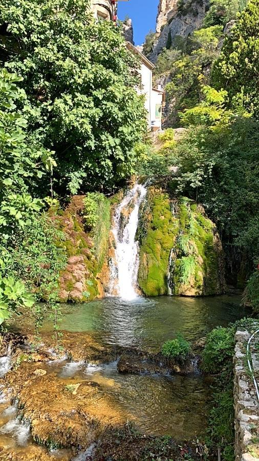 Votre Cocon En Pierre Et Son Spa En Option Gite Le Repos Des Chenes Régusse Exterior photo