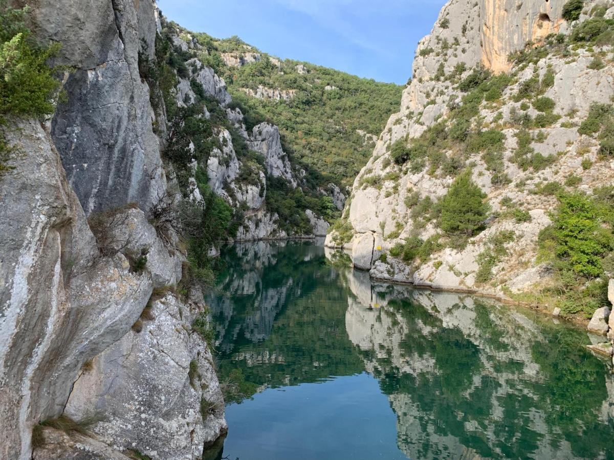 Votre Cocon En Pierre Et Son Spa En Option Gite Le Repos Des Chenes Régusse Exterior photo