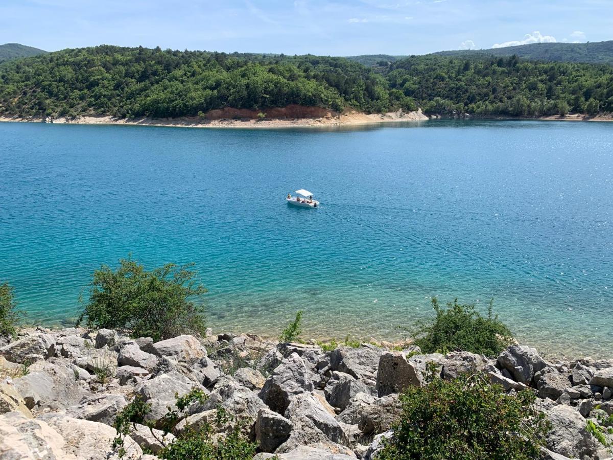 Votre Cocon En Pierre Et Son Spa En Option Gite Le Repos Des Chenes Régusse Exterior photo