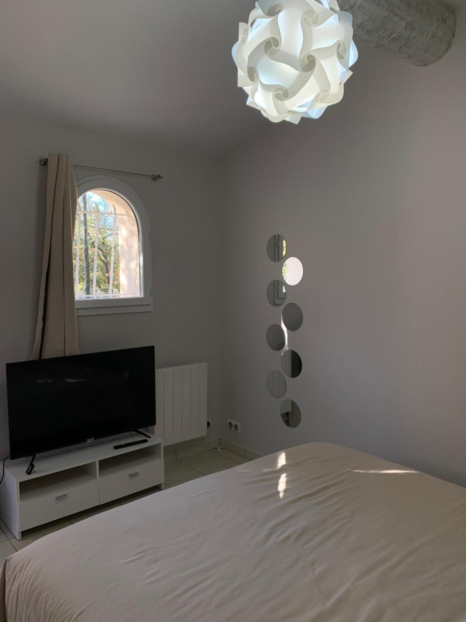 Votre Cocon En Pierre Et Son Spa En Option Gite Le Repos Des Chenes Régusse Exterior photo