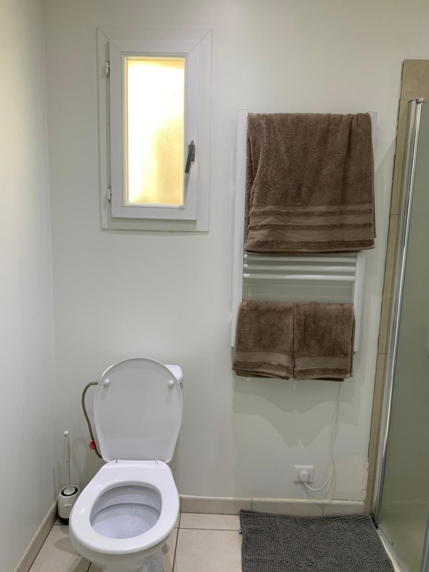 Votre Cocon En Pierre Et Son Spa En Option Gite Le Repos Des Chenes Régusse Exterior photo