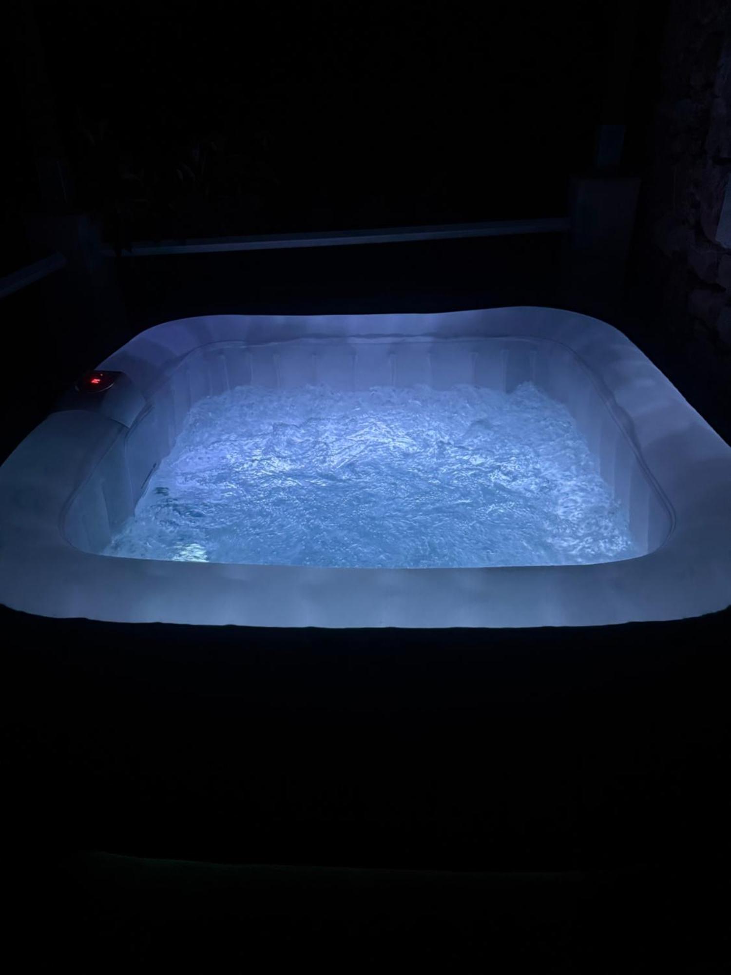 Votre Cocon En Pierre Et Son Spa En Option Gite Le Repos Des Chenes Régusse Exterior photo