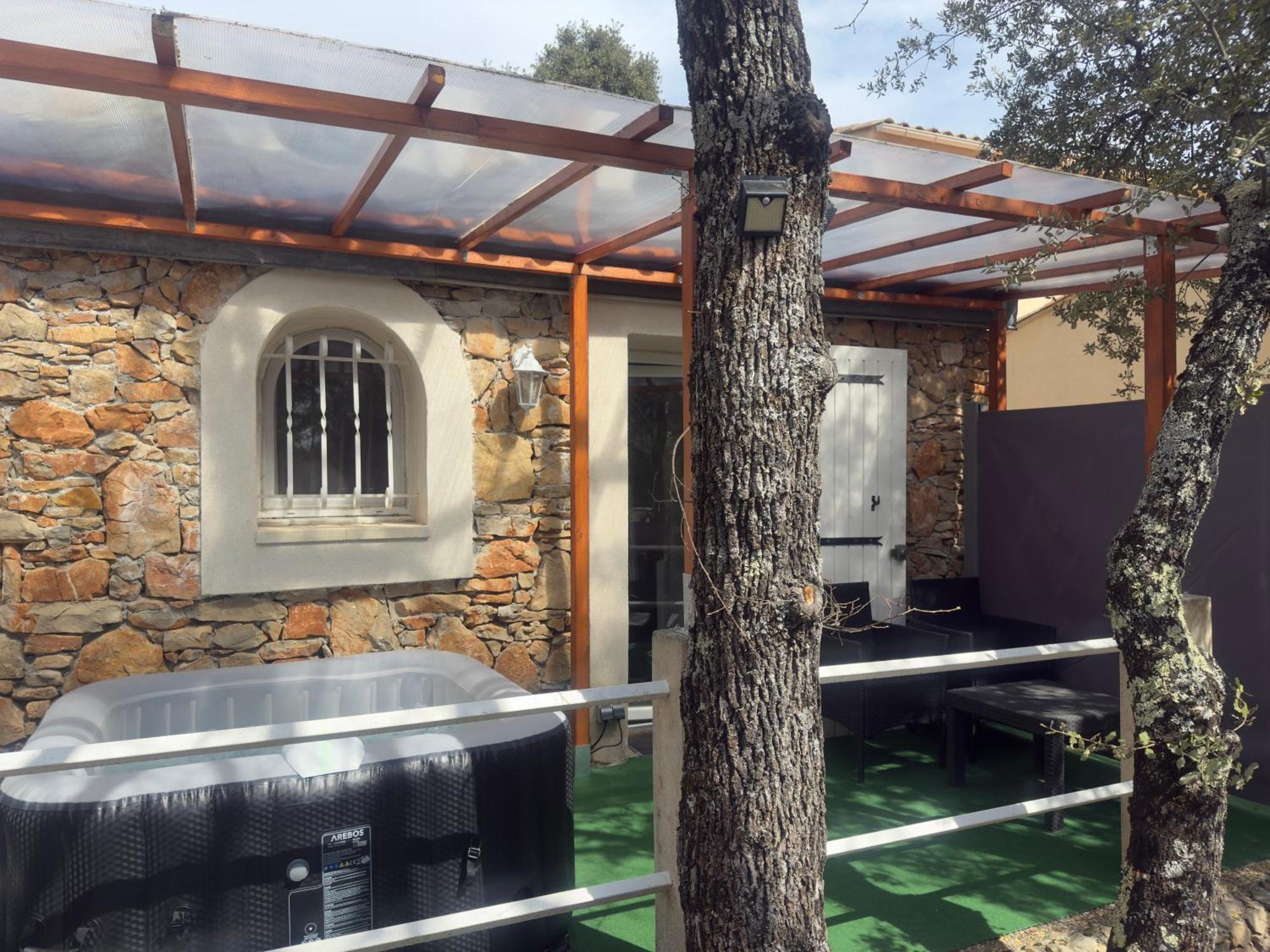 Votre Cocon En Pierre Et Son Spa En Option Gite Le Repos Des Chenes Régusse Exterior photo