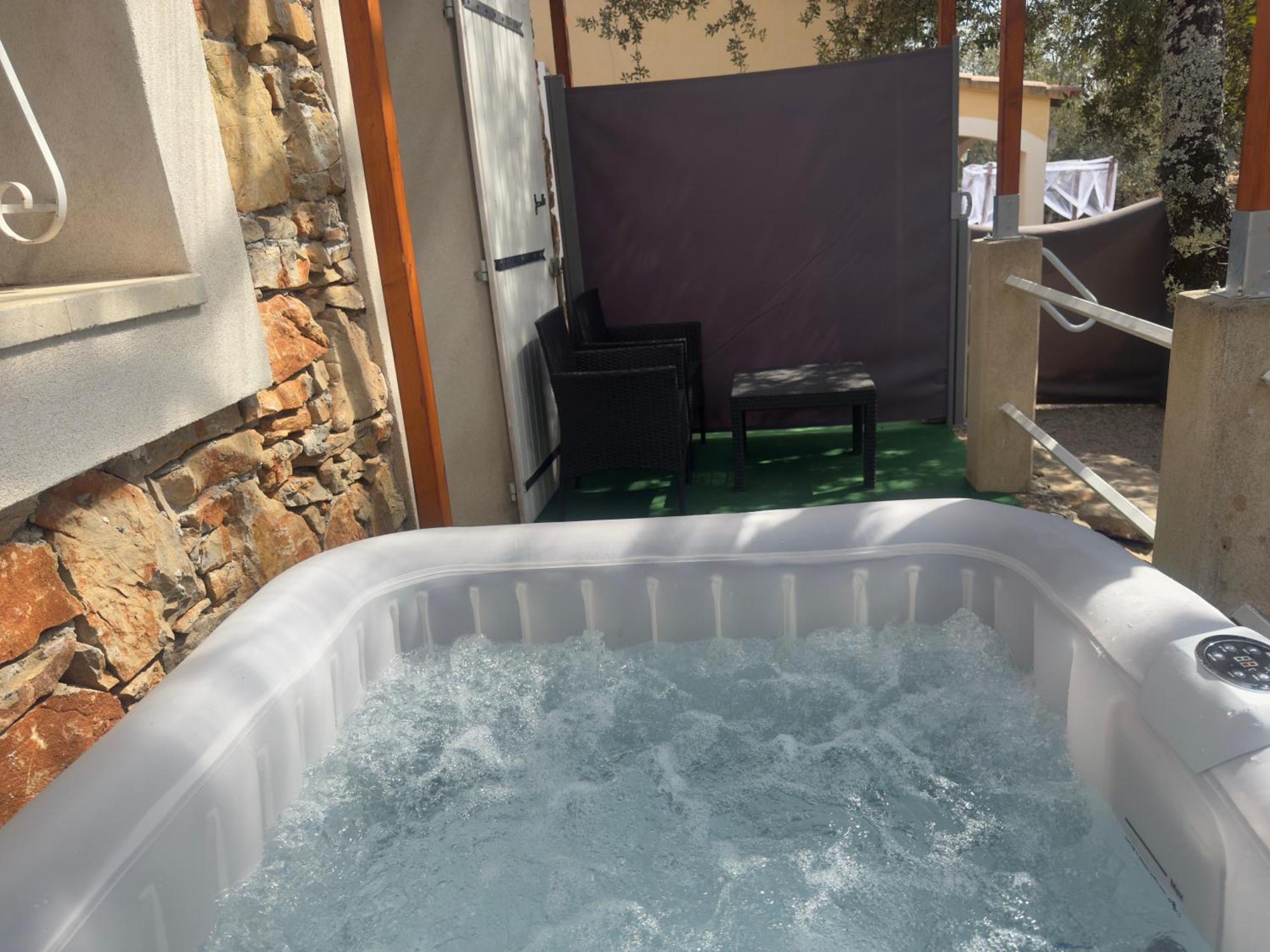 Votre Cocon En Pierre Et Son Spa En Option Gite Le Repos Des Chenes Régusse Exterior photo