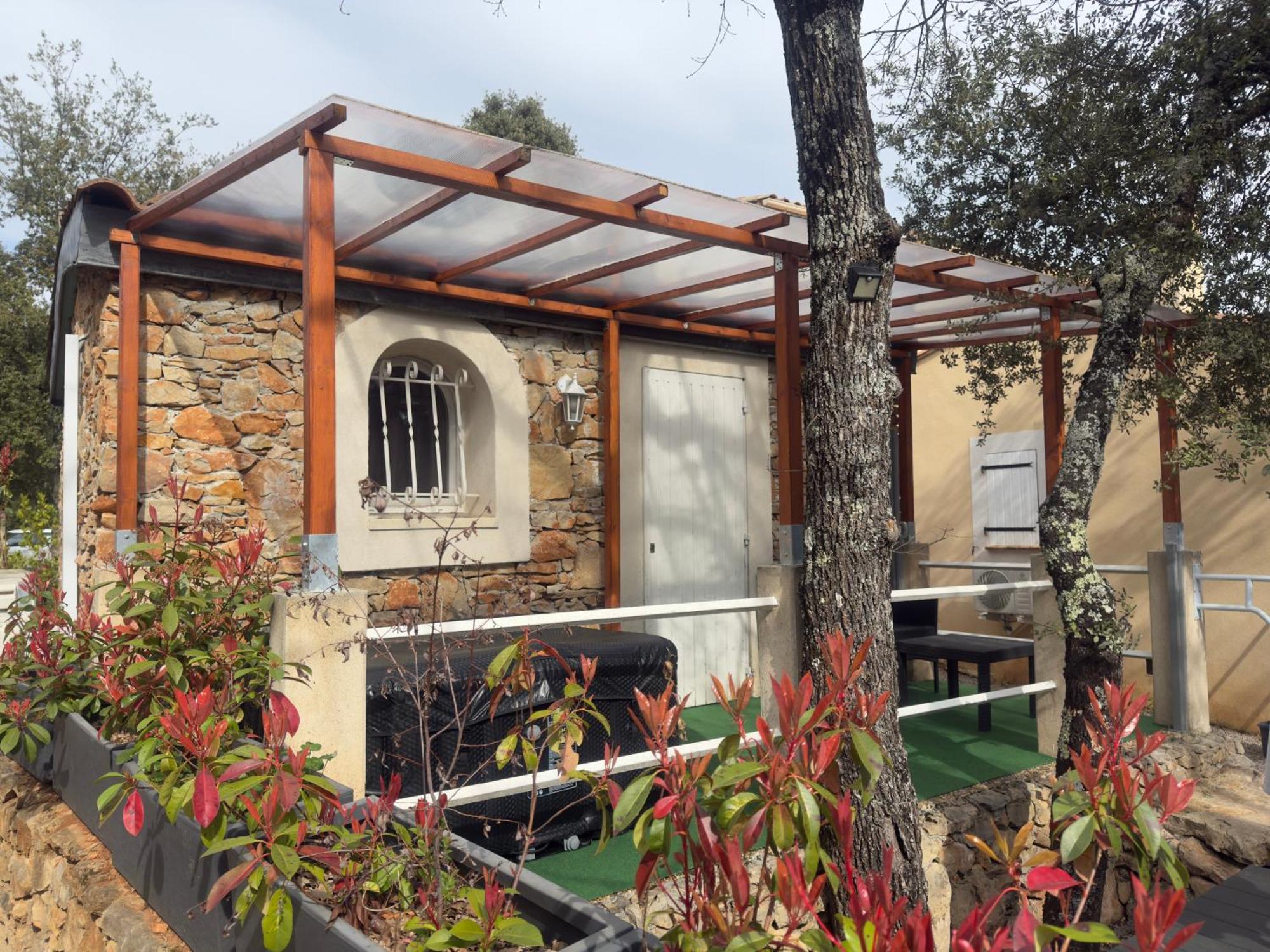 Votre Cocon En Pierre Et Son Spa En Option Gite Le Repos Des Chenes Régusse Exterior photo